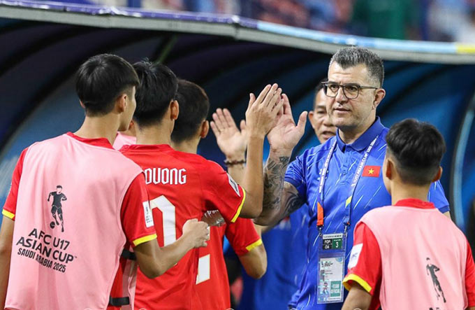 HLV Roland cùng U17 Việt Nam đi vào lịch sử