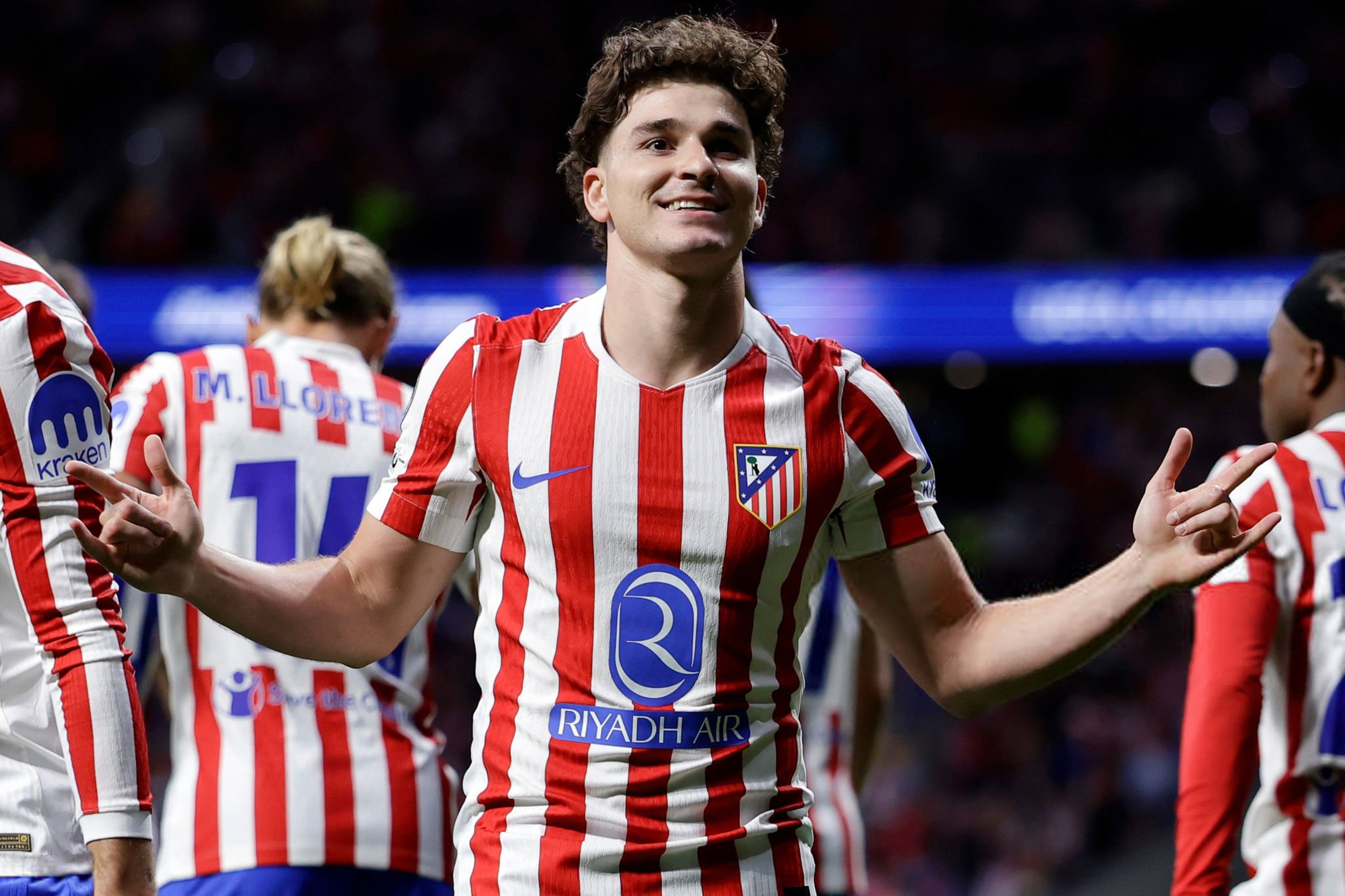 Julian Alvarez vượt qua đàn anh Messi, Simeone lập kỷ lục mới