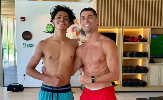 Viễn cảnh bố con Ronaldo làm đồng đội 'tan vỡ'?