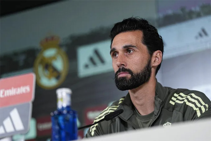 Arbeloa cúi đầu sau đêm Real Madrid trắng tay hoàn toàn