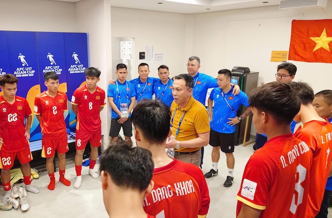 Chủ tịch VFF Trần Quốc Tuấn động viên U17 Việt Nam sau trận thua Hàn Quốc