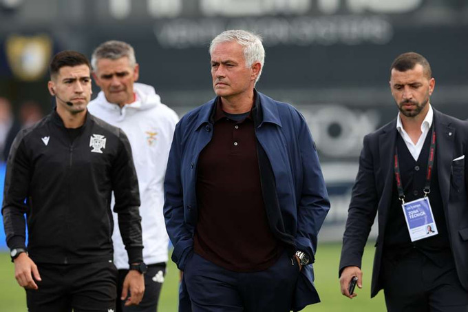 Real Madrid càng khủng hoảng, Mourinho càng trở nên phù hợp