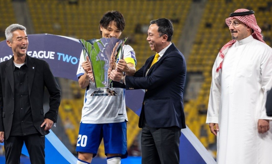 Đội Ronaldo thua sốc chung kết, nhìn Chủ tịch VFF trao cúp cho Gamba Osaka