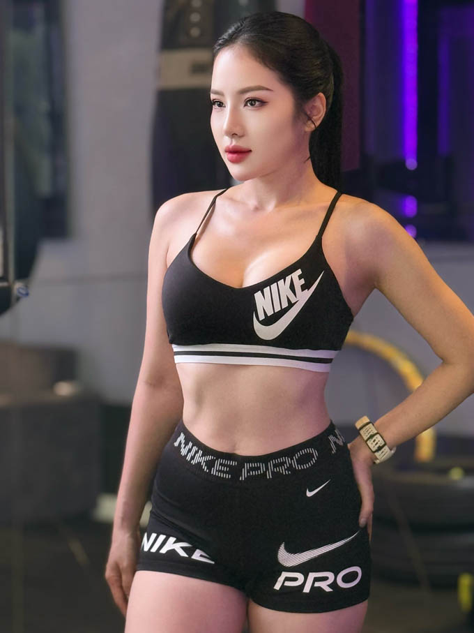 Loan Barbie khoe làn da trắng muốt trong phòng tập gym