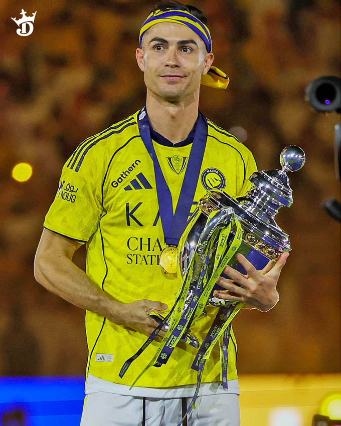Ronaldo kiếm gấp đôi Messi, thống trị BXH kim tiền 12 tháng qua