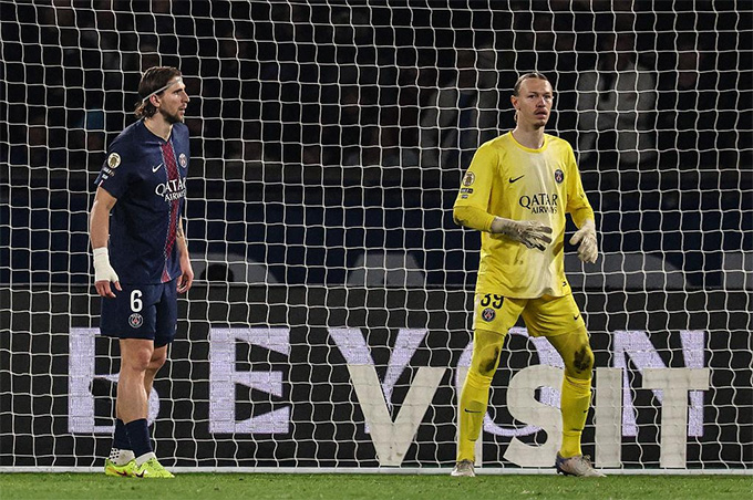 Mối quan hệ khó xử giữa Safonov và Zabarnyi ở PSG