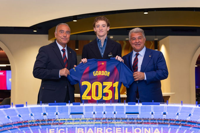 Barca chiêu mộ Anthony Gordon với giá hơn 80 triệu euro