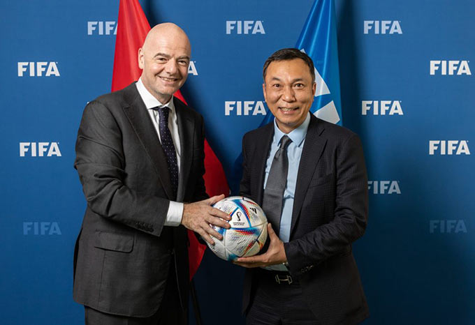 Chủ tịch FIFA và Chủ tịch VFF chúc mừng CAHN đăng quang V.League 2025/26