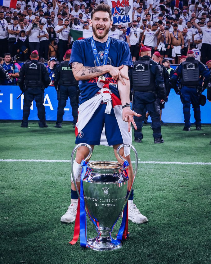 Khvicha Kvaratskhelia đưa PSG đến đỉnh châu Âu với đôi chân tứa máu