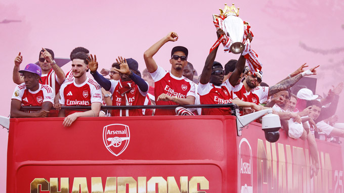 Lễ ăn mừng xấu xí của Arsenal