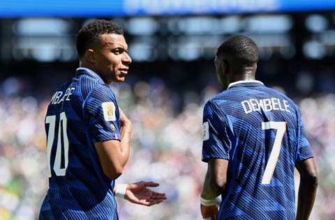 Tại sao Kylian Mbappe mặc áo khác hẳn các đồng đội?