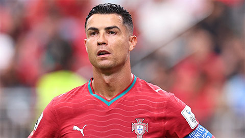 Ronaldo lầm lũi bỏ vào đường hầm, bị Henry 'bắt trúng bệnh'