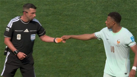 Khoảnh khắc Kylian Mbappe 'chỉ đạo trọng tài' gây bão 