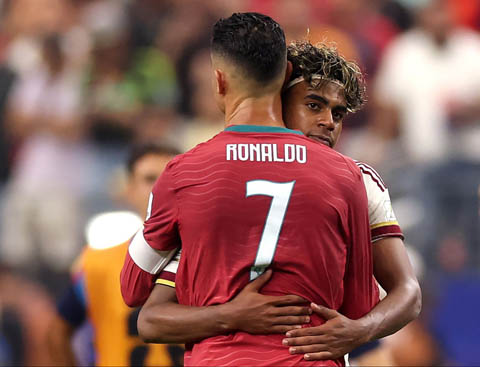Khoảnh khắc Yamal ôm Ronaldo gây xúc động