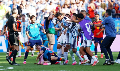 Dàn sao Argentina hành hung cầu thủ Tây Ban Nha sau trận, Paredes lĩnh thẻ đỏ