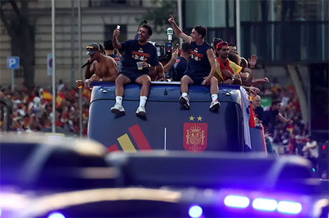 Hai triệu CĐV nhuộm đỏ thủ đô Madrid mừng Tây Ban Nha vô địch