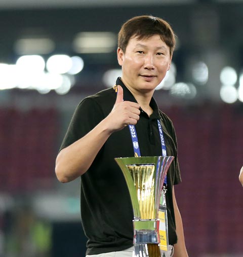 'Bàn tay sắt bọc nhung' của HLV Kim Sang Sik