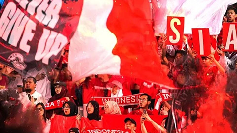CĐV Indonesia xả giận trọng tài, tấn công MXH một liên đoàn bóng đá