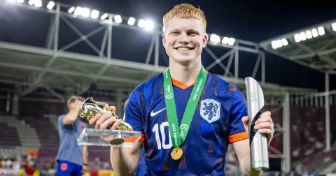 Không ai ‘dám mua’, chuyện đời kỳ lạ của Kees Smit, sao trẻ được ví như De Bruyne, Pedri mới