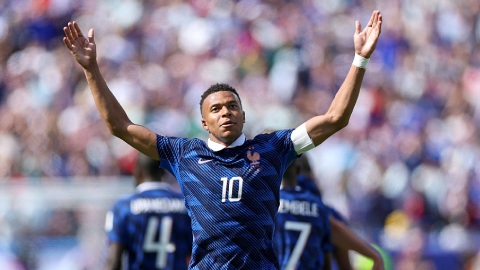 Kylian Mbappe và chiếc huy hiệu của lịch sử