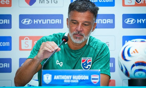 HLV Anthony Hudson của Thái Lan lên tiếng về vụ va chạm với ông Gavin Lee