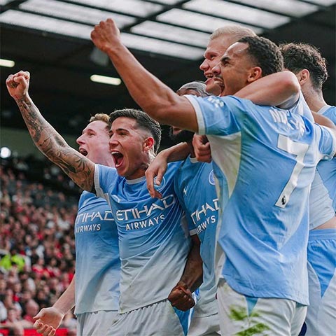 10 đánh bại 11, Man City hơn hẳn MU… vài cái đầu!