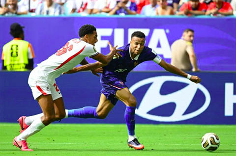 Zidane gây tranh cãi vì Mbappe