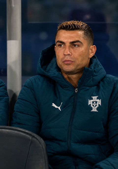 Ronaldo có phản ứng đáng chú ý khi phải ngồi dự bị cả trận