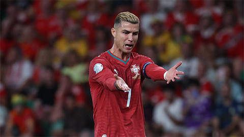 Ronaldo tự động bị đình chỉ thi đấu cho ĐT Bồ Đào Nha