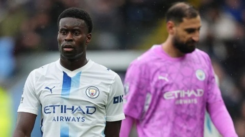 Man City trả giá đắt vì ảo tưởng về sự kiểm soát