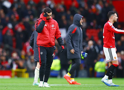 Bruno Fernandes bị fan MU la ó, Carrick bật khóc
