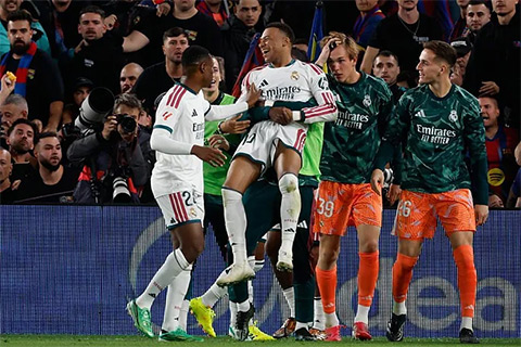 Mourinho hồi sinh Real Madrid từ cuộc ngược dòng ở Rome