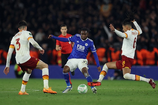 BÁN KẾT LƯỢT ĐI UEFA CONFERENCE LEAGUE: ROMA BỊ CẦM HÒA, FEYENOORD CÓ LỢI THẾ MONG MANH