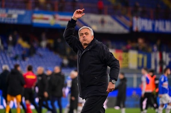 MOURINHO 'QUÊ ĐỘ' VÌ ĐẬP ĐẦU VÀO MÁI CABIN