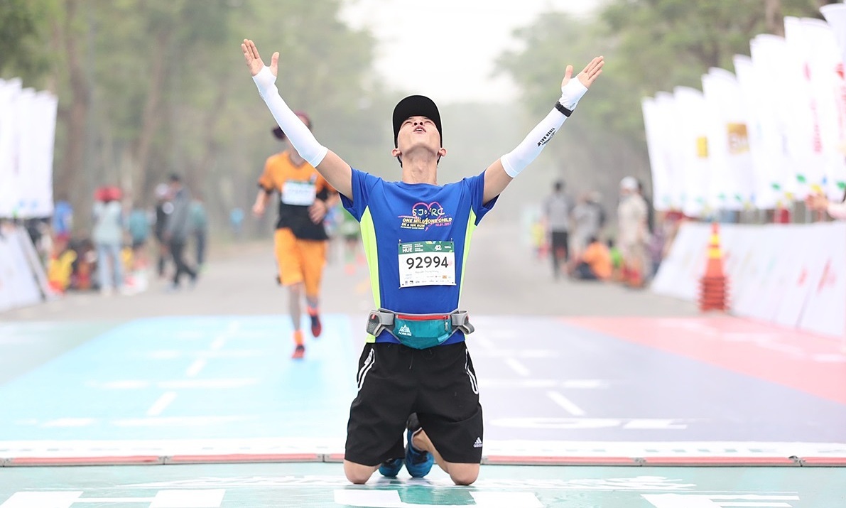 Cuộc đua marathon giàu cảm xúc trên đất Huế