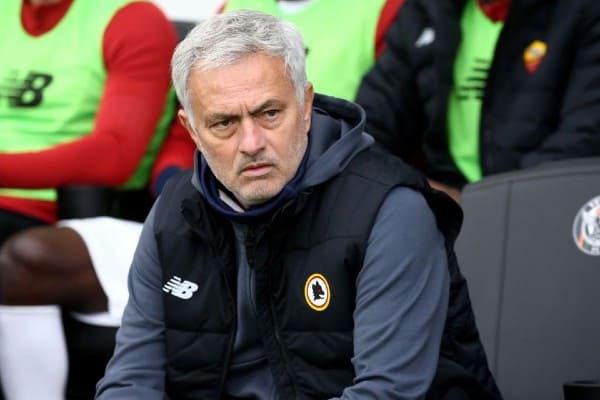 MOURINHO CHỈ TRÍCH HỌC TRÒ, MỈA MAI TRỌNG TÀI SAU THẤT BẠI CỦA ROMA