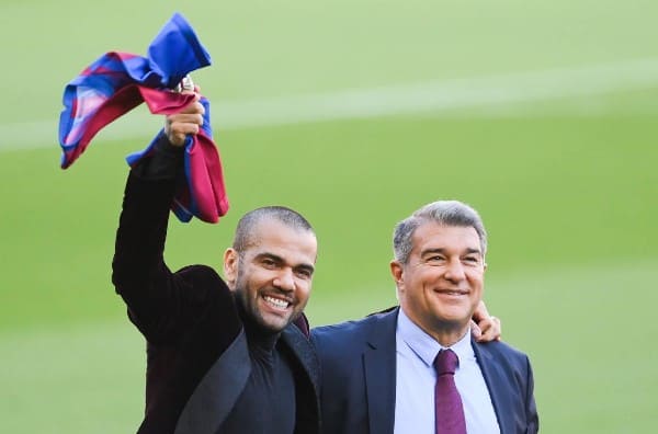 DANI ALVES NHẬN MỨC LƯƠNG BAO NHIÊU TẠI BARCA?