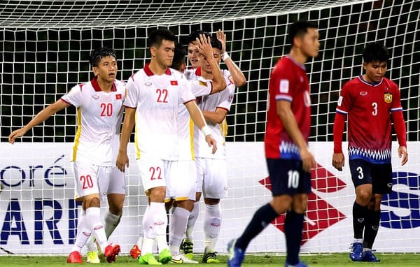 VIỆT NAM 2-0 LÀO: CHIẾN THẮNG NHẸ NHÀNG NGÀY RA QUÂN