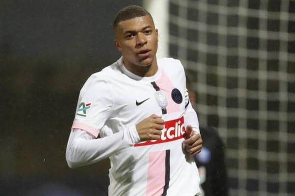 MBAPPE CÁN MỐC 150 BÀN TRONG MÀU ÁO PSG