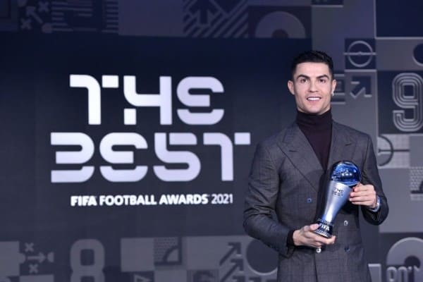 RONALDO ĐƯỢC FIFA VINH DANH VỚI GIẢI THƯỞNG ĐẶC BIỆT