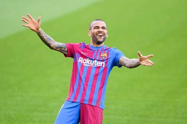 BARCA SẼ KÍCH HOẠT ĐIỀU KHOẢN GIA HẠN VỚI ALVES THÊM 1 MÙA